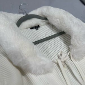 cropped knit cardigan with faux fur collar in white
